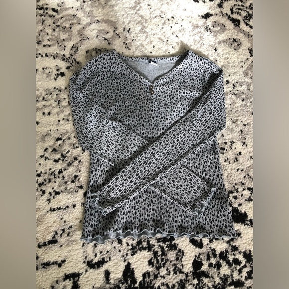 super cute stretchy cheetah print grey old navy top - Picture 1 of 3